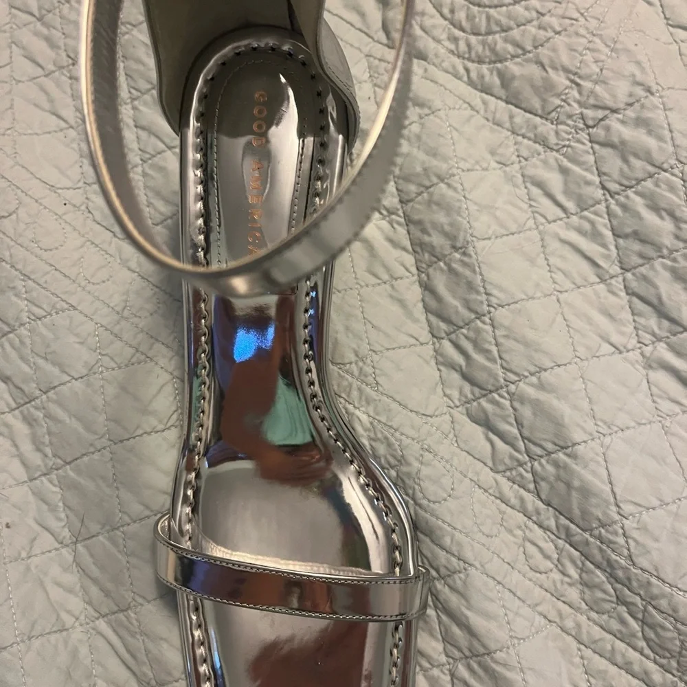 Revolve Good American Block Heel Square Toe Metallic Silver Sandals, size 8 - Picture 3 of 6